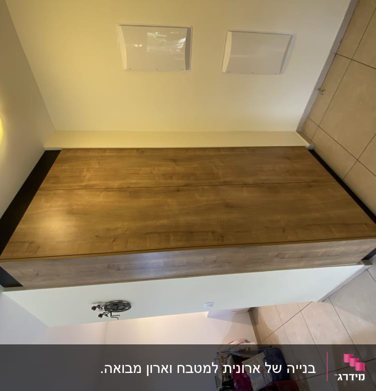 ארון עץ עם דלתות סגורות על קיר לבן